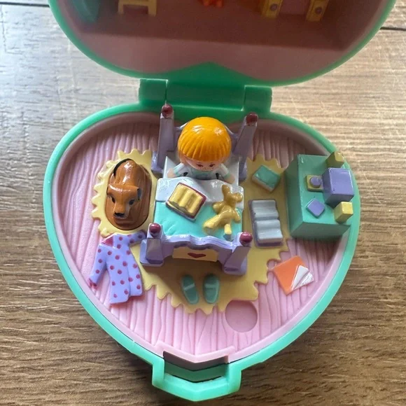 Vintage Bedtime Heart-Shaped Dollhouse Polly Pocket - Picture 2 of 12